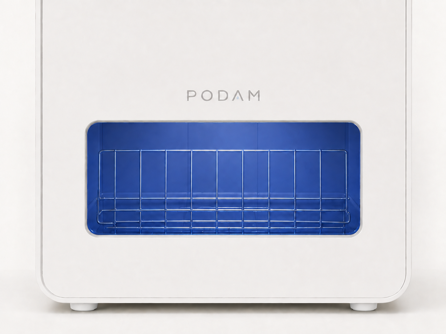 흰색 낮은 지지대와 PODAM 로고, 매끈한 파란 내부가 보이는 현행 포담 제품의 투명 도어 클로즈업